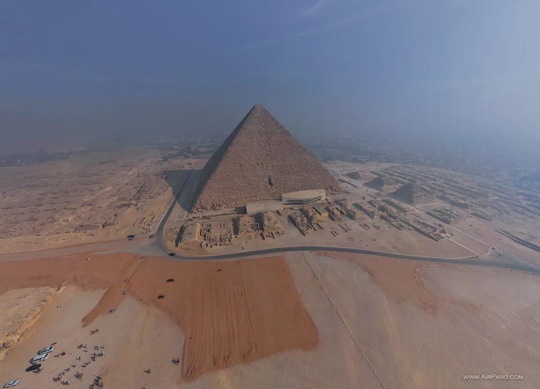 пирамида хеопса со спутника. комплекс пирамид гизы в египте. пирамиды на плато гиза в египте. пирамиды на плато гиза в египте. фото пирамид сверху.