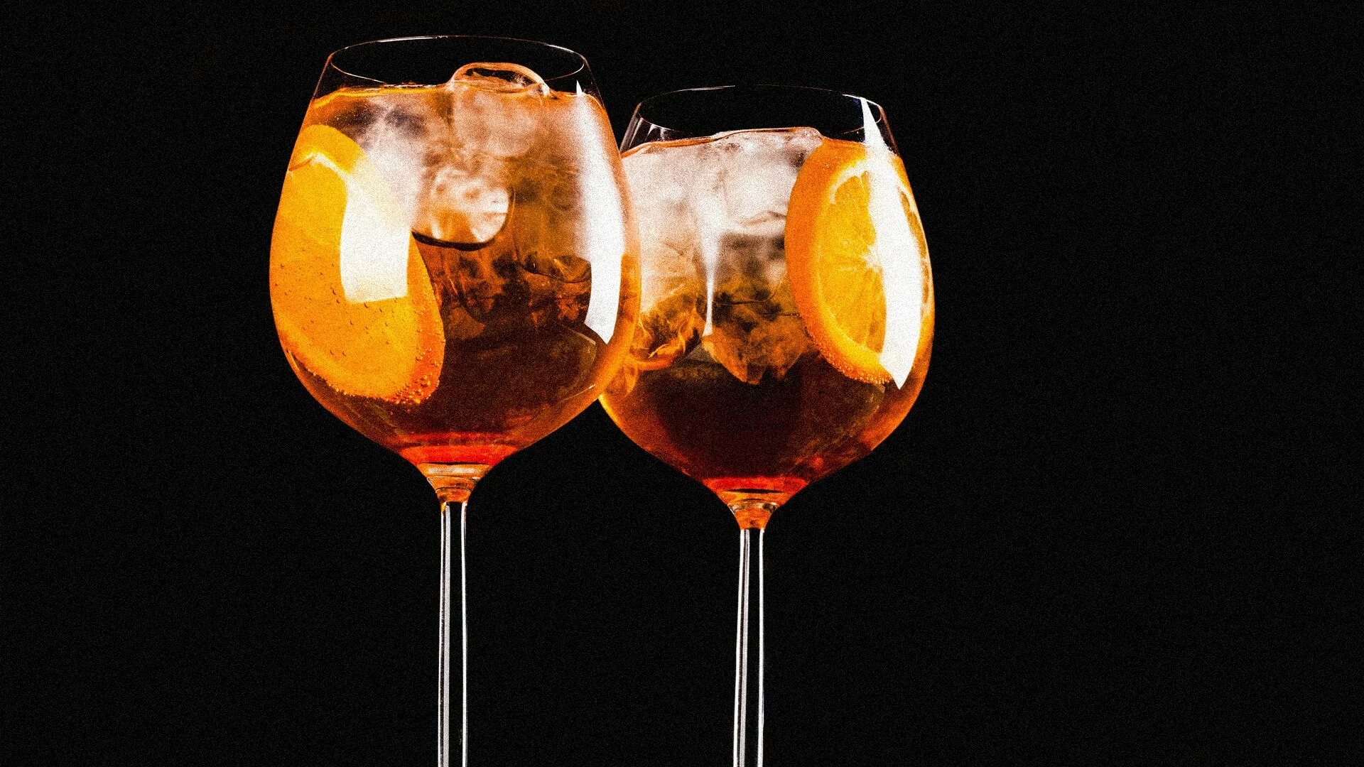 Бокалы для апероля. Апероль шприц. Апероль шприц коктейль. Aperol Spritz коктейль. Опероид шпирц коктейль.