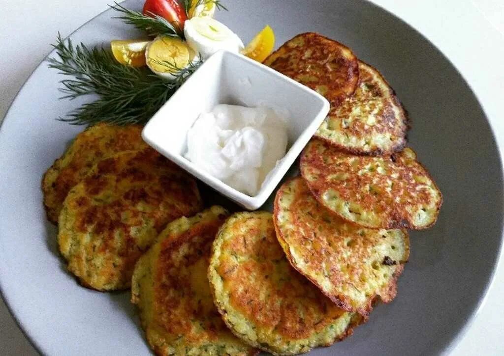 Простой рецепт вкусных драников. Кабачковые оладьи. Подача кабачковых оладьев. Драники на завтрак. Кабачковые оладьи с чесночным соусом.