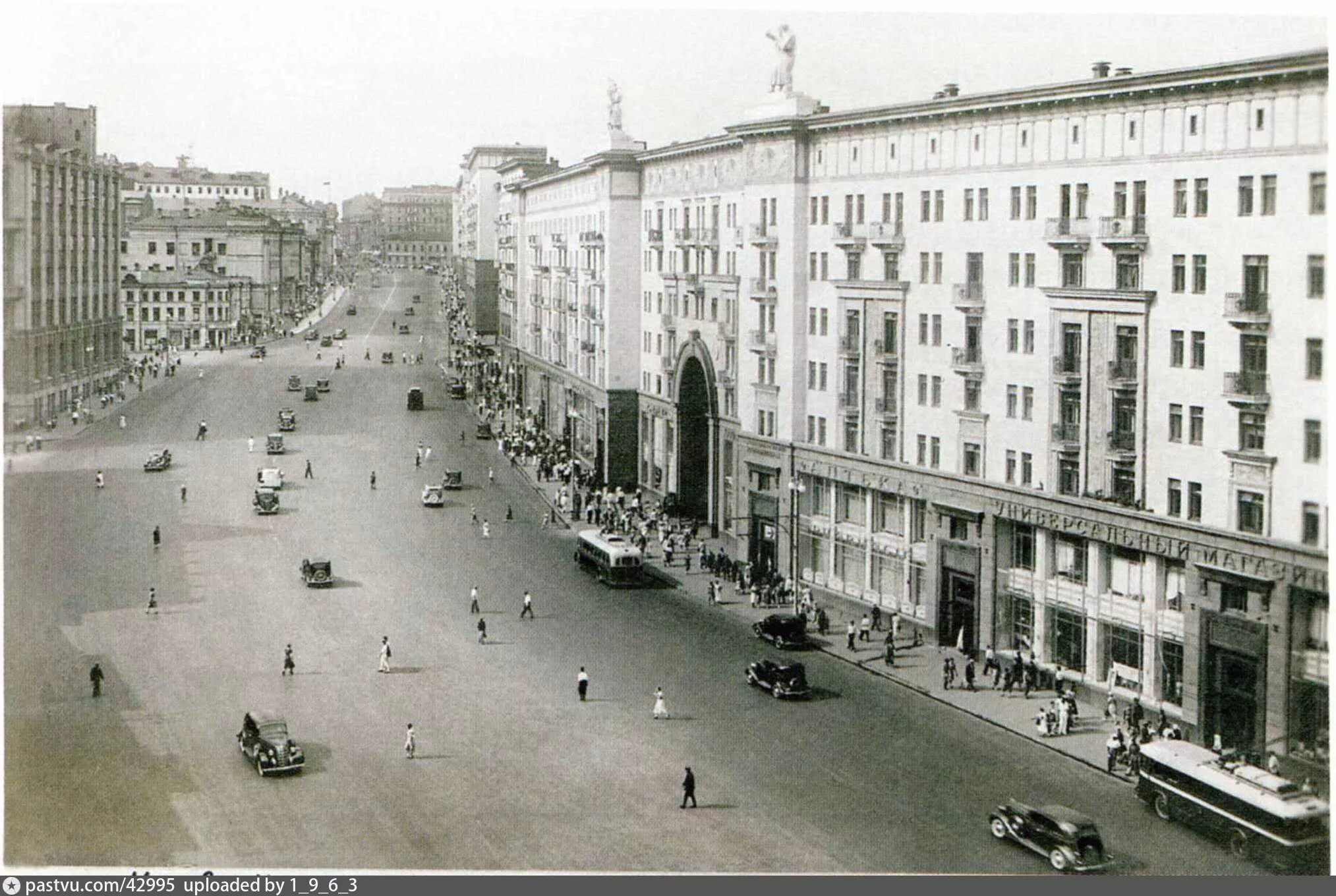 Образование улицы горького. Улица Горького (Тверская) Москвы 1939. Москва улицы Тверская Горького. Тверская улица 1941 год. Тверская улица 1950-е.