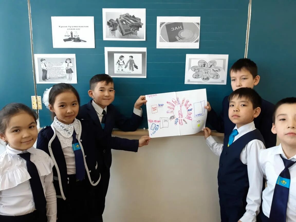 менің отбасым картинки. большая семья за столом. балдар рисунки. мен және сен. оқушы суреті картинка.