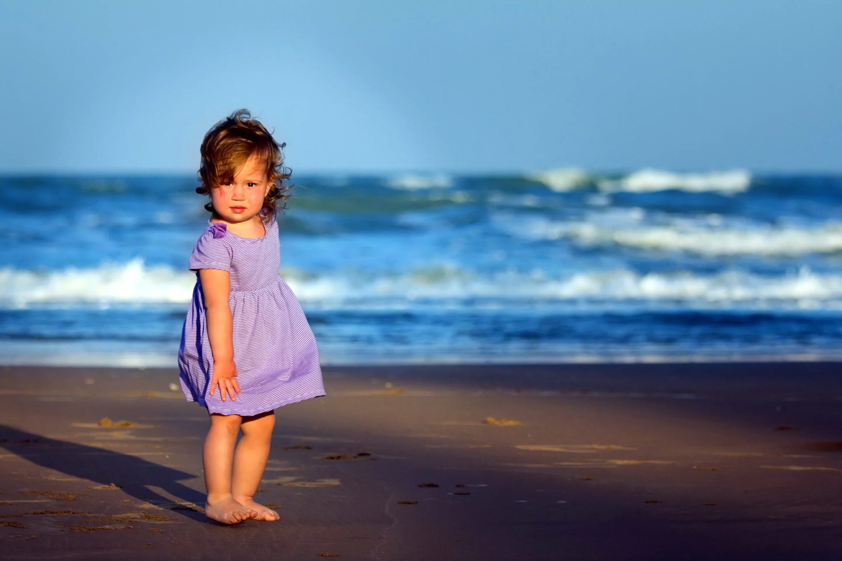 Весенние фотосессии на природе. Включи девочка девочка женщина. Фотосессия на море. Девочка летом. Девочка разговаривает с кустами.