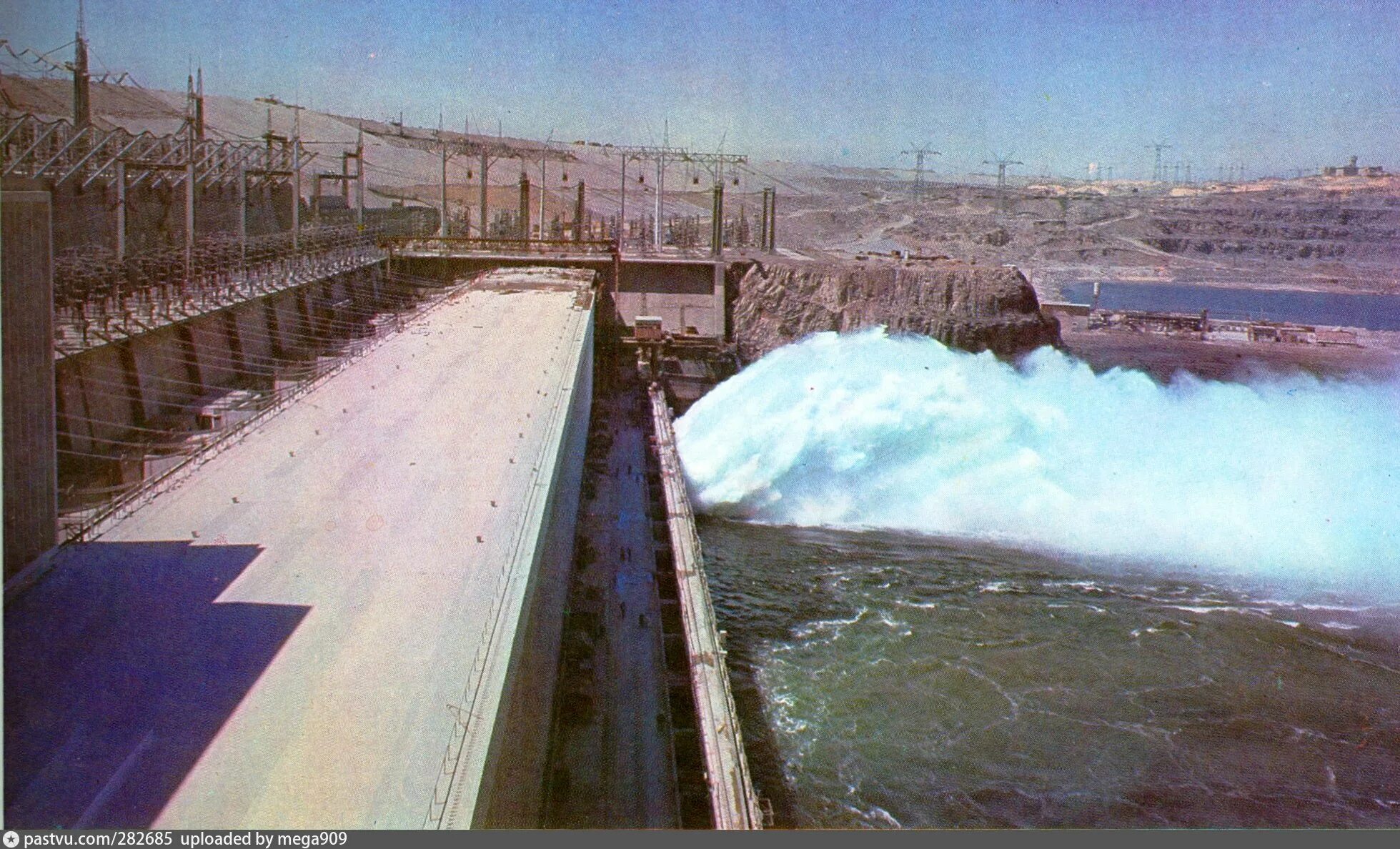 Кто строил дамбу в орске. Асуанская ГЭС Египет. Высотная Асуанская плотина. Асуан плотина Египет. Асуанский гидроузел в Египте.