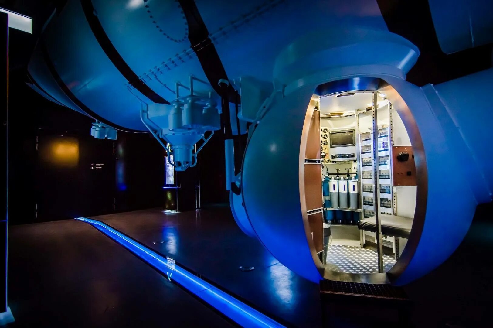 Батискаф внутри. Батискаф внутри. Батискаф c-explorer 3. Египет подводная лодка синдбад. Окно подводной лодки.