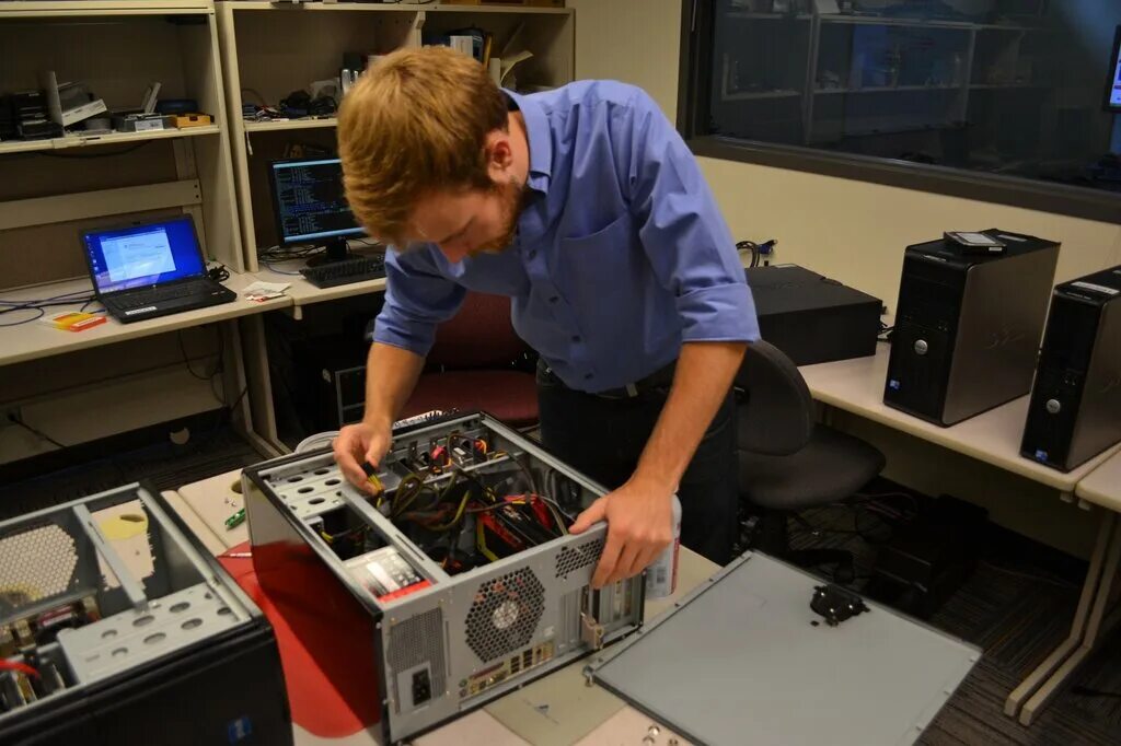 Ремонт компьютеров реклама. Ремонт компьютеров с выездом на дом. Компьютерный выездом дом. Частный компьютерный мастер. Компьютерная мастерская.