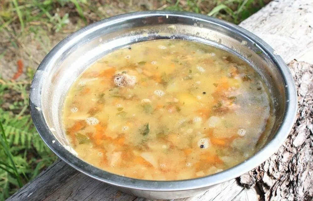 Рецепт горохового супа в казане. Суп с тушенкой. Походный суп. Гороховый суп с тушенкой. Горный суп.