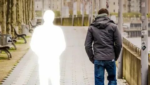 Умерший человек может быть рядом