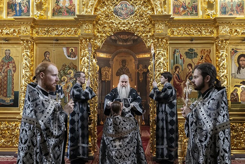 Служба в храме христа спасителя. Церковное богослужение. Православная церковь в америке утренняя служба в храме. Утренняя служба в церкви слушать. Великий понедельник богослужение.