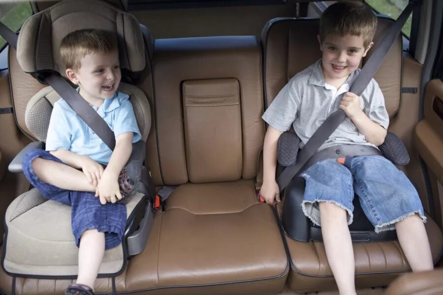 До скольки нужно возить. Бустер для детей. Детское кресло в машину. Бустеры для перевозки детей в автомобиле. Бустер на заднем сидении.