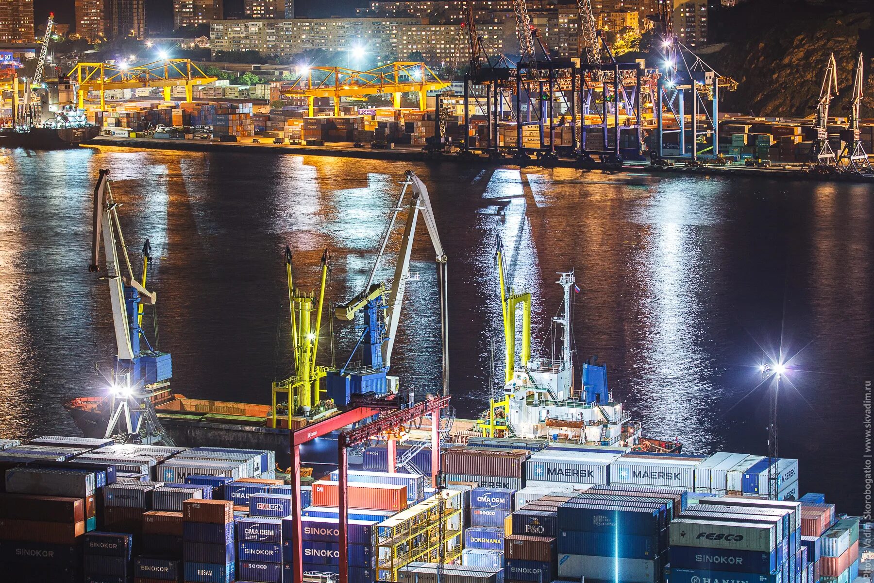 Vladivostok port. Порт Владивосток ночью. Морской порт Владивосток ночью. Снимки ночного порта Владивостока. Порт Владивосток 2024.