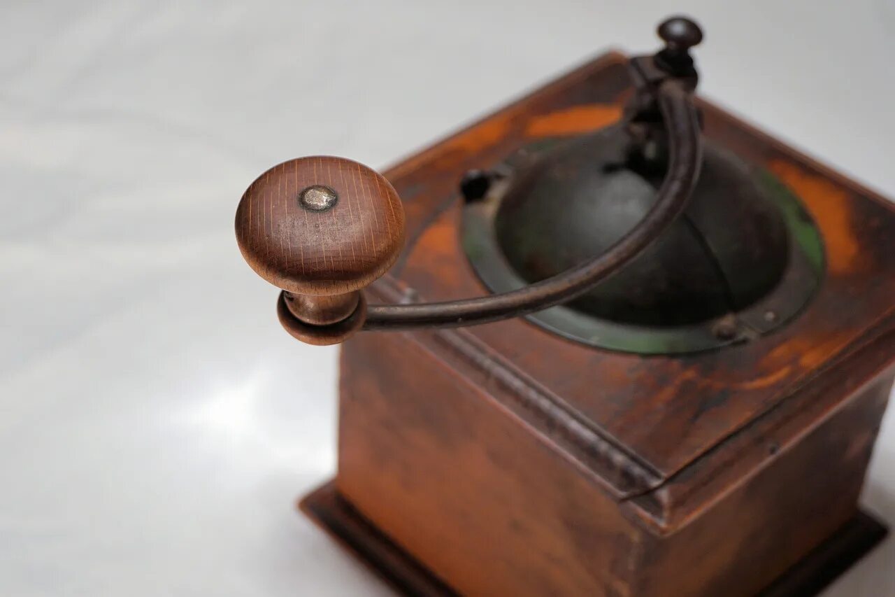 Old coffee. Old grinder кофейня. coffee old.