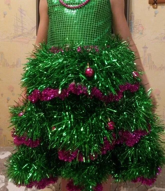 платье из новогоднего дождика. наряды для утренников из подручных материалов. платье+мишура костюм елочки. головной убор для костюма елочки. платье из новогоднего дождика.