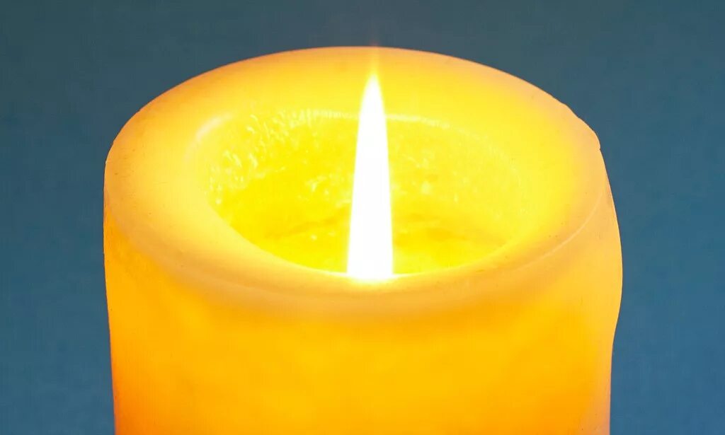 Желтая свеча. Горение свечи. Свечи желтого цвета. Желтая свеча горит.