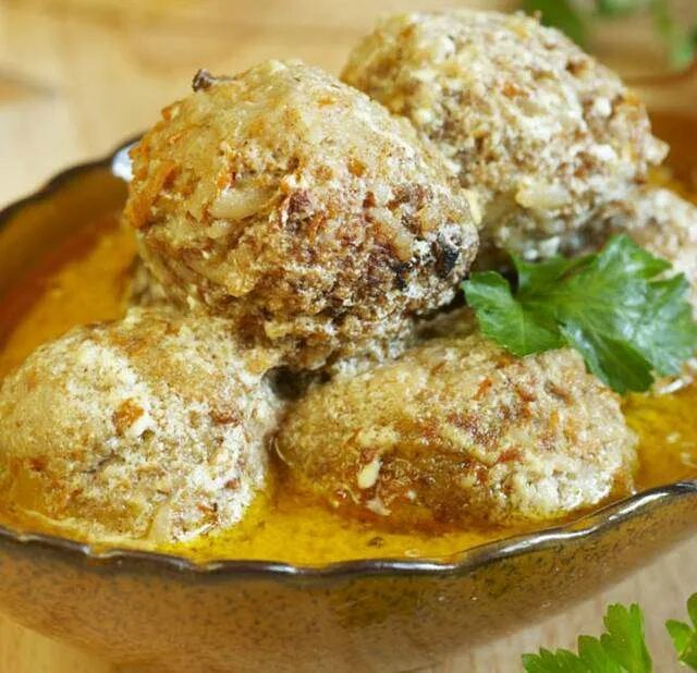 Мясные ежики в сметанном соусе. Ёжики в сметанном соусе. ёжики из фарша в сметанном соусе. мясные ёжики с рисом. тефтели ежики в сметанном соусе.