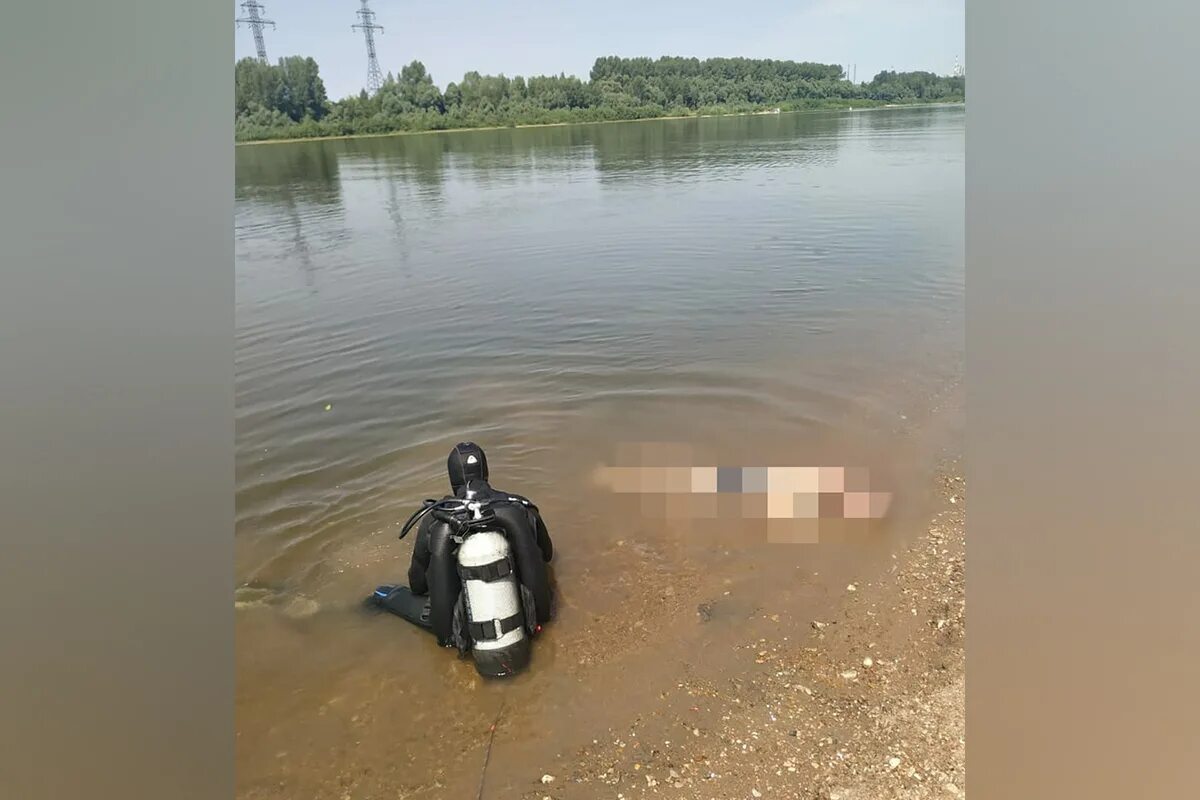 Тело утонувшего в реке человека.