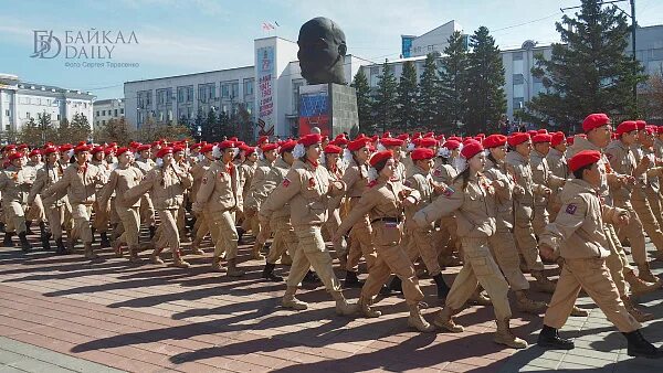 1 мая улан удэ. Марш юных патриотов в улан-удэ 2025 в улан-удэ. день победы в улан-удэ 2002 года 9 мая торжественный марш. марш юных патриотов улан удэ 22. салют-улан-удэ 9 мая 2025.