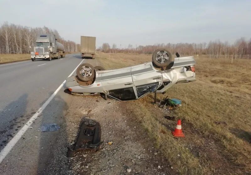 Авария в тюкалинске сегодня на трассе. Опрокидывание автомобиля. ДТП на трассе Омск Тюкалинск.