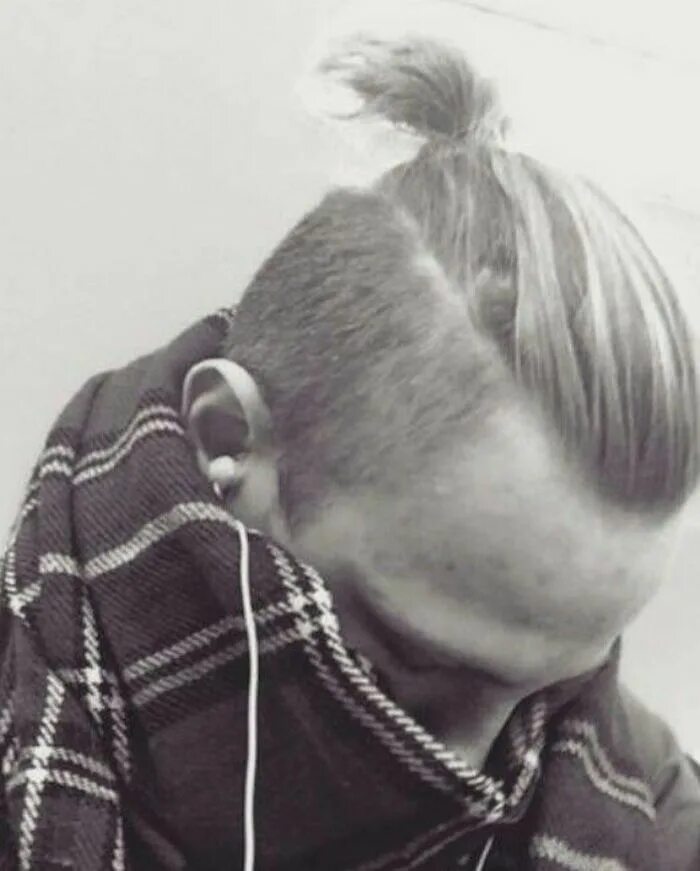 Андеркат man bun. Стрижка андеркат кнот. Топ кнот фараон. Прическа для мальчика с хвостиком.