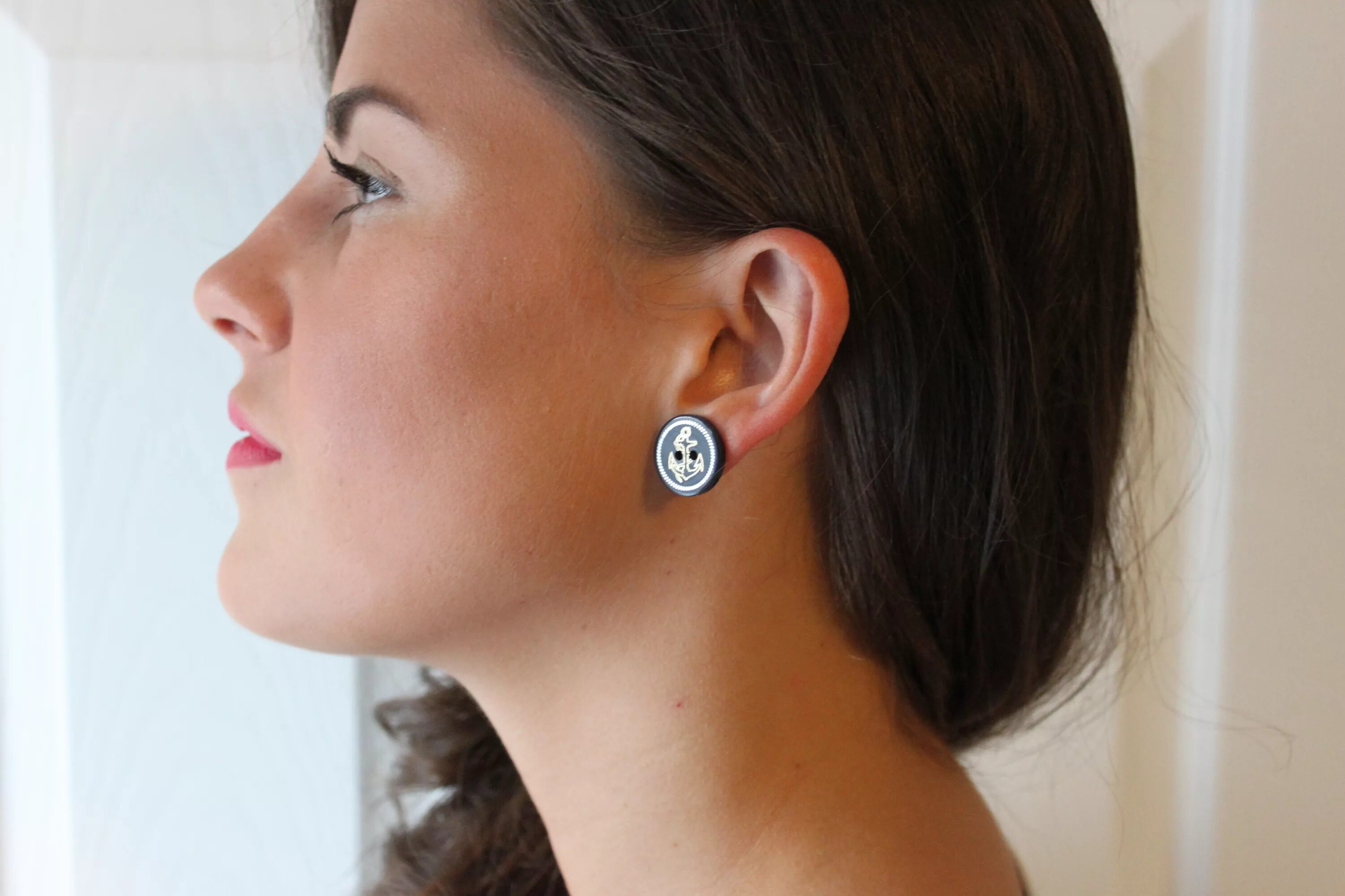 Heavy earrings перевод. Wears earrings. Wears earrings. Wears earrings. Wears earrings.