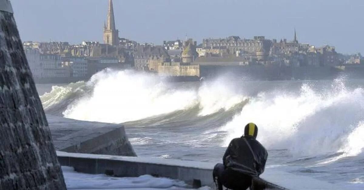 Святой шторм. Saint malo Франция шторм. Франция прилив волна сен мало. Сен мало шторм. Шторм Бретань Франция.