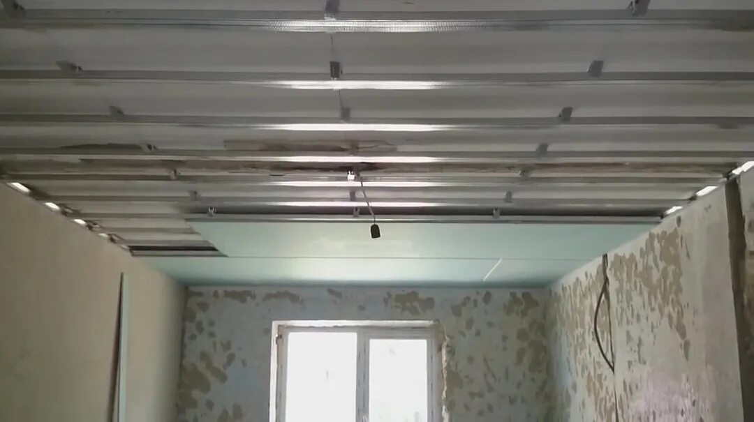 Потолок гипсокартон одноуровневый. Потолок из гипсакортон. Гипсокартон натяжения потолок. Как проще сделать потолки. Потолки из гипсокартона.