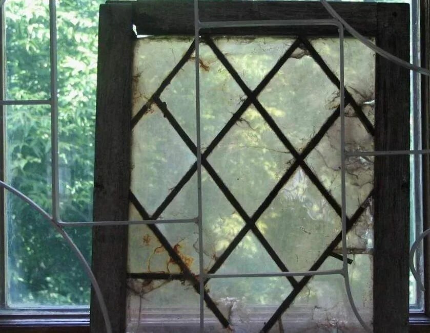 Старые стеклянные окна. Оконные стекла. Слюдяные окошки на руси. Старинные стекла на окнах. Окна из слюды.