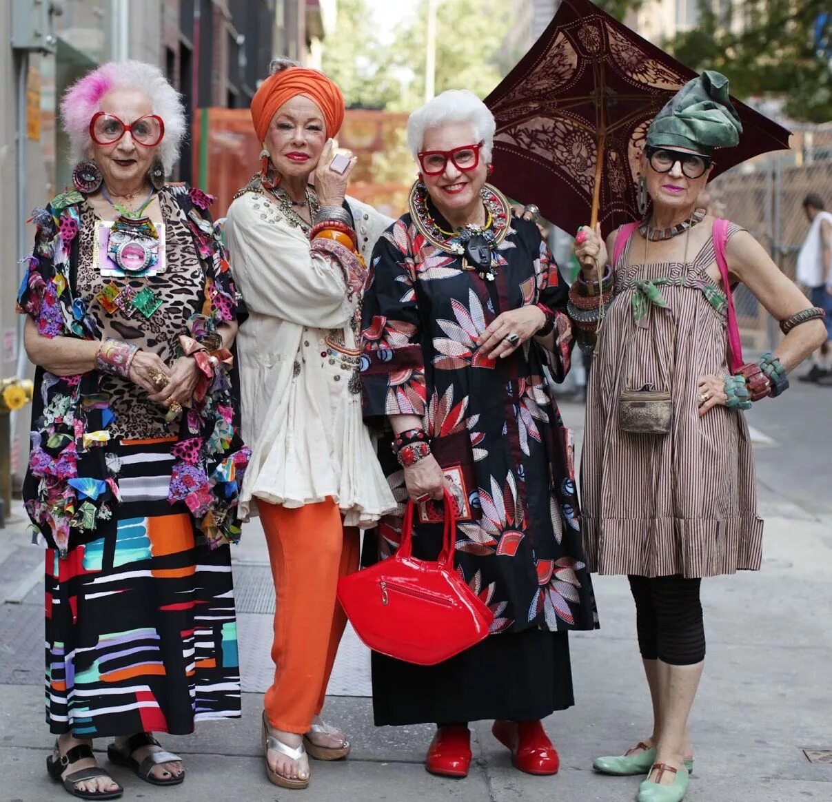 Где бабушки танцуют. Модные старушки. Стильные бабушки. Модные бабушки подружки. Модная бабушка.