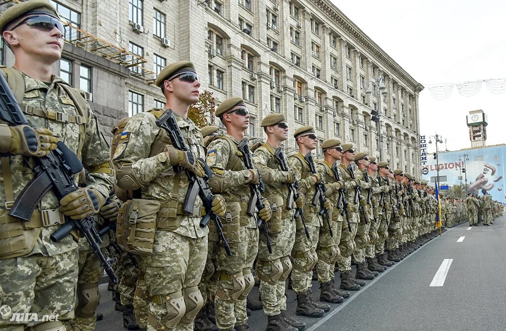 Украина какой строй. Украинская Военная форма. Войска Украины. Современная Военная форма Украины. Современная армия Украины.