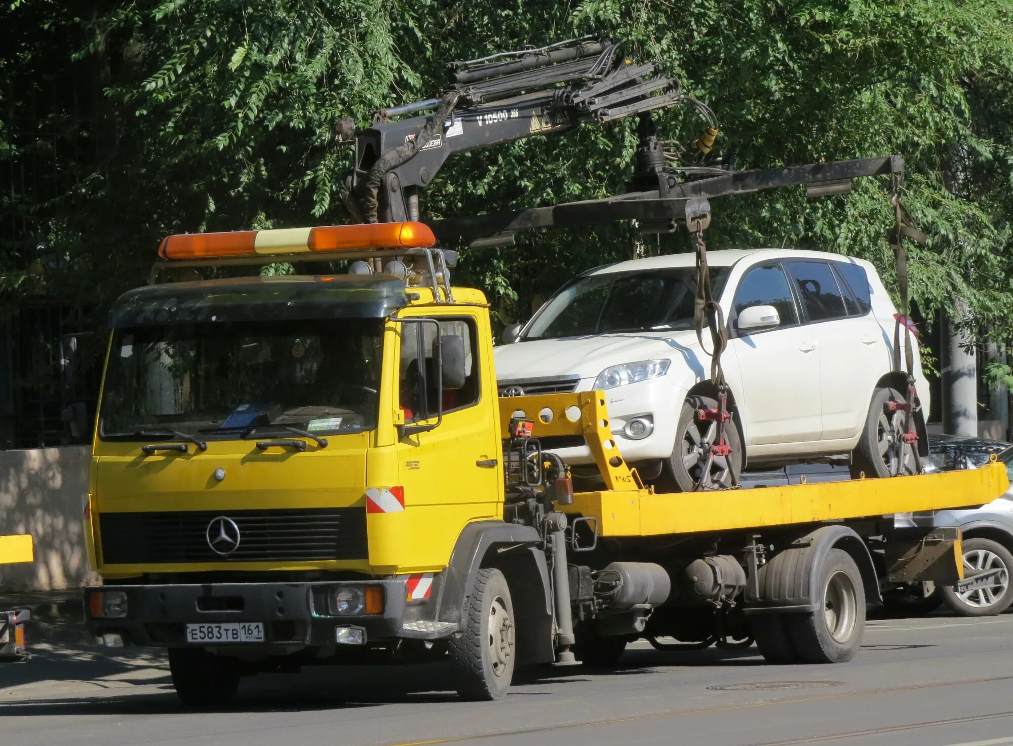 Машина на эвакуаторе. Эвакуатор mercedes sprinter. Телефон эвакуатора машины. Телефон эвакуатора машины. Эвакуаторная машина.