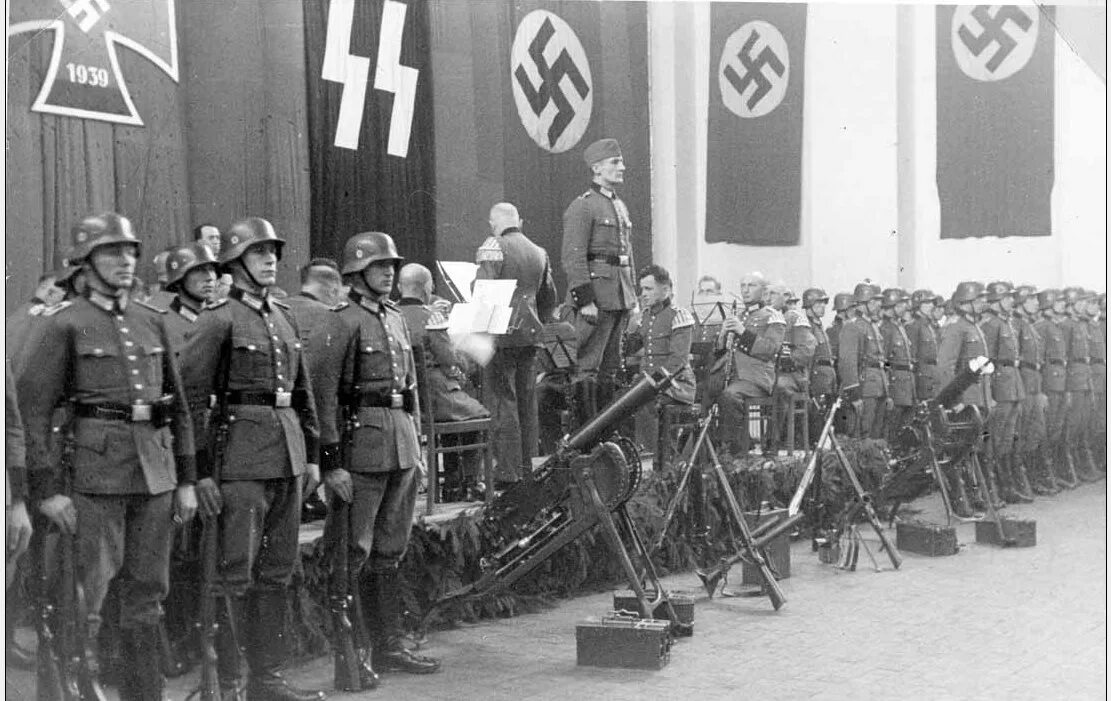 Солдат СС Вермахт парад. Армия третьего рейха. Войска нацистской Германии. Третий Рейх Строй.