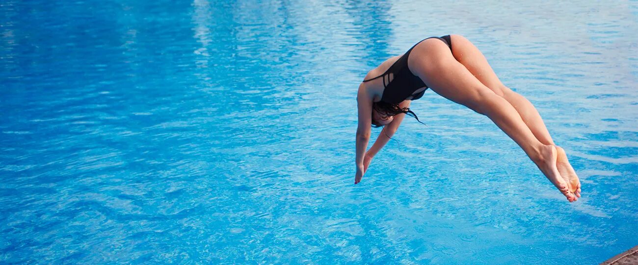 Девочка прыжки в воду бассейна. Девушка прыгает в бассейн. Девушка прыгает в бассейн. Девушка прыгнула в бассейн. Девушка прыгает в бассейн.