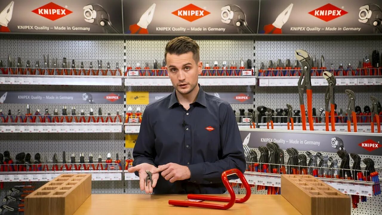 Knipex cobra 100. Knipex 87 00 100 Cobra XS. Cobra® XS клещи переставные, зев 28 мм, длина 100 мм, фосфатированные. Клещи сантехнические Knipex KN-8700100. Книпекс мужчина.