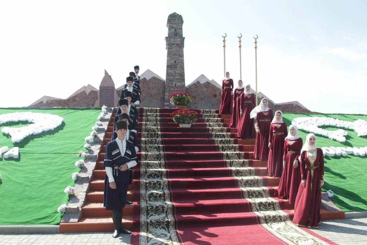 село дади юрт чечня. памятник чеченским женщинам. дади юрт. дади юрт. штурм села дади-юрт.