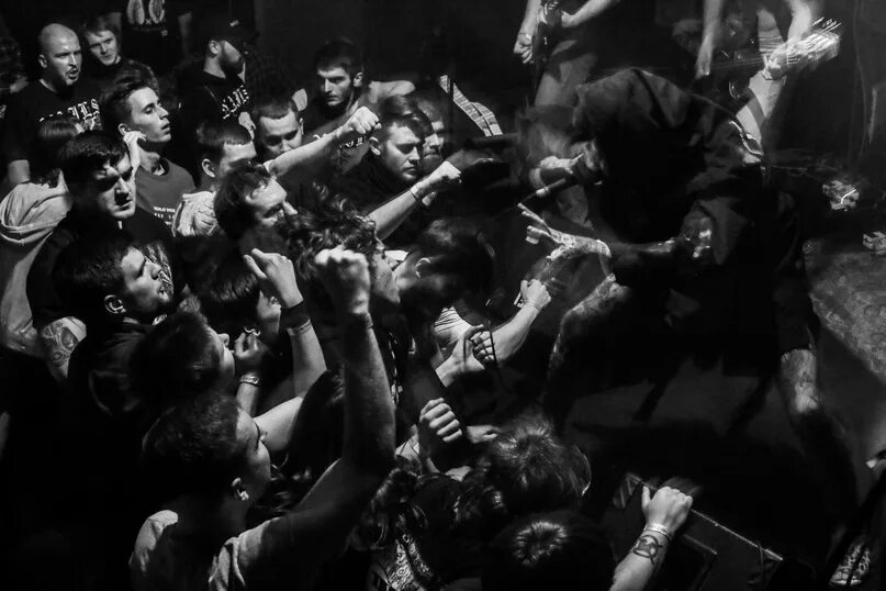 Мош пит это. Слэм мошпит. moshpit группа. панк концерт. мош на концерте.