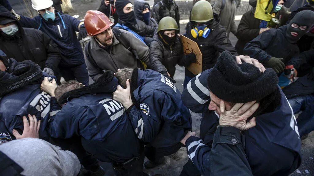 Беркутовцы на майдане. Пленные Беркут на Майдане 2014.