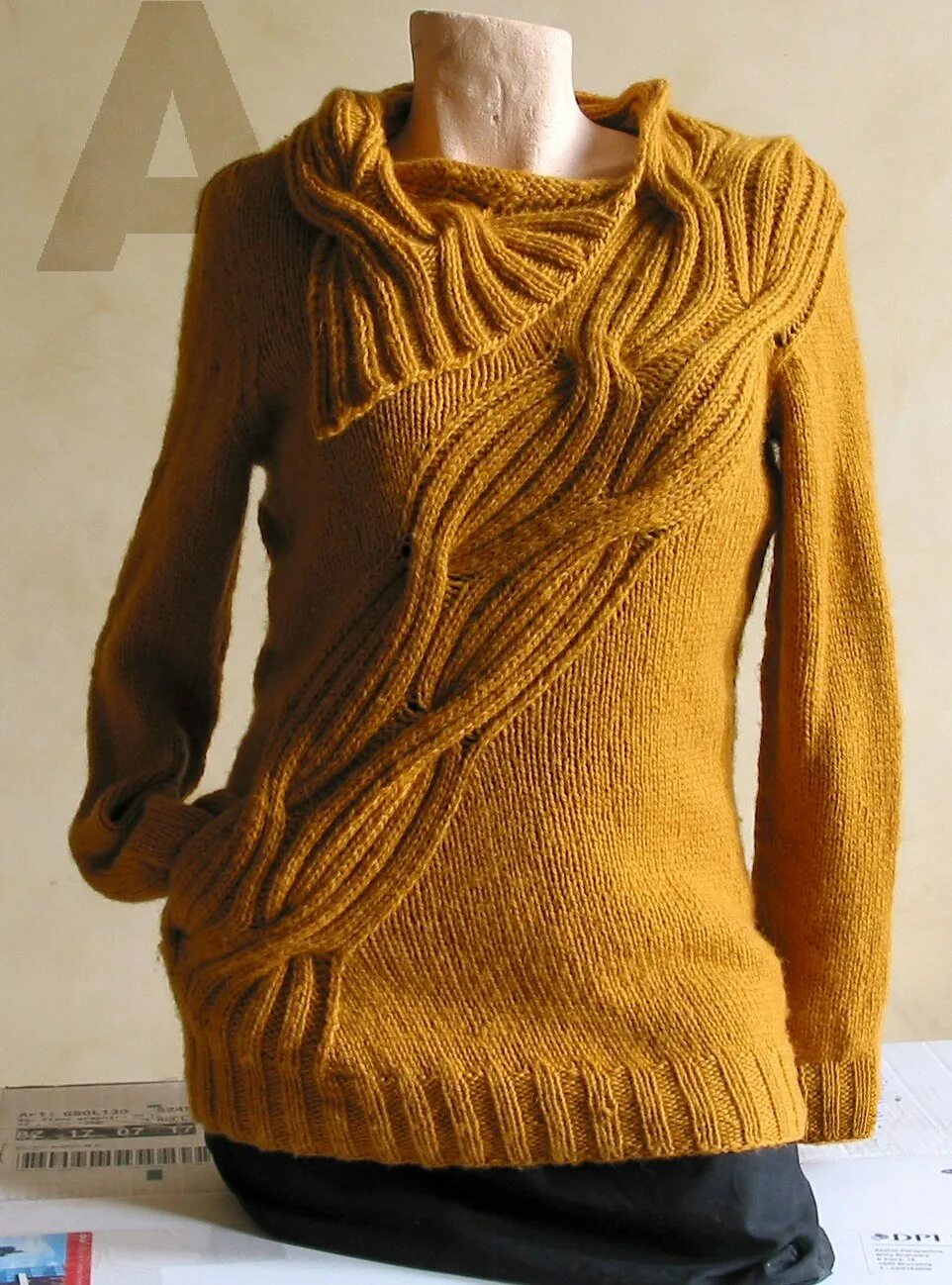 Оригинально спицами. Асимметричный свитер с косами. Свитер с диагональными косами. Необычный свитер спицами для женщин. Асимметричный свитер необычный спицами.