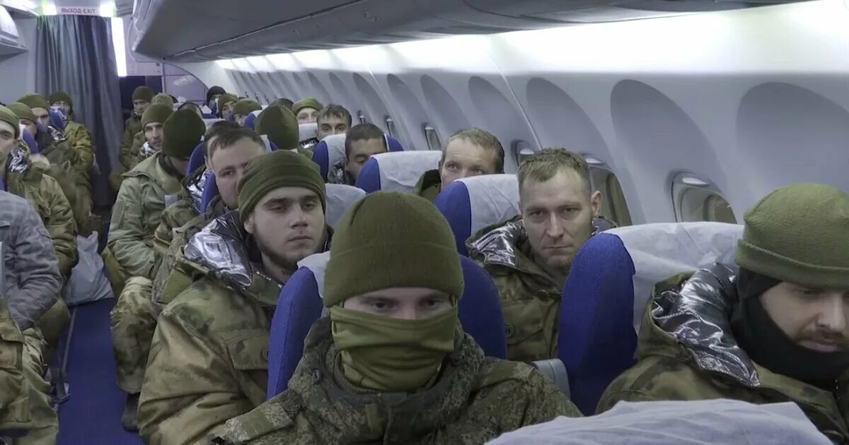 Аэропорт пленные. Обмен пленными. Аэропорт пленные. Мемы киборги донецк. Плен российских солдат.
