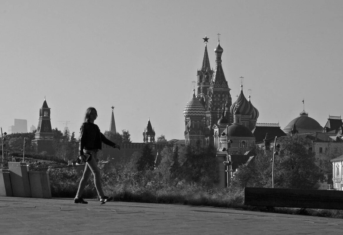 Пошли шагать. А Я иду шагаю по Москве. Я шагаю по Москве кадры. Москва я иду шагаю по Москве.