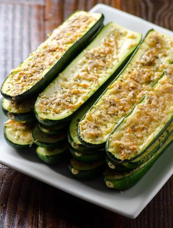 Кабачки цуккини с чесноком. Цукини можно. Дикий цукини. Кабачки в духовке с сыром. Цукини можно.