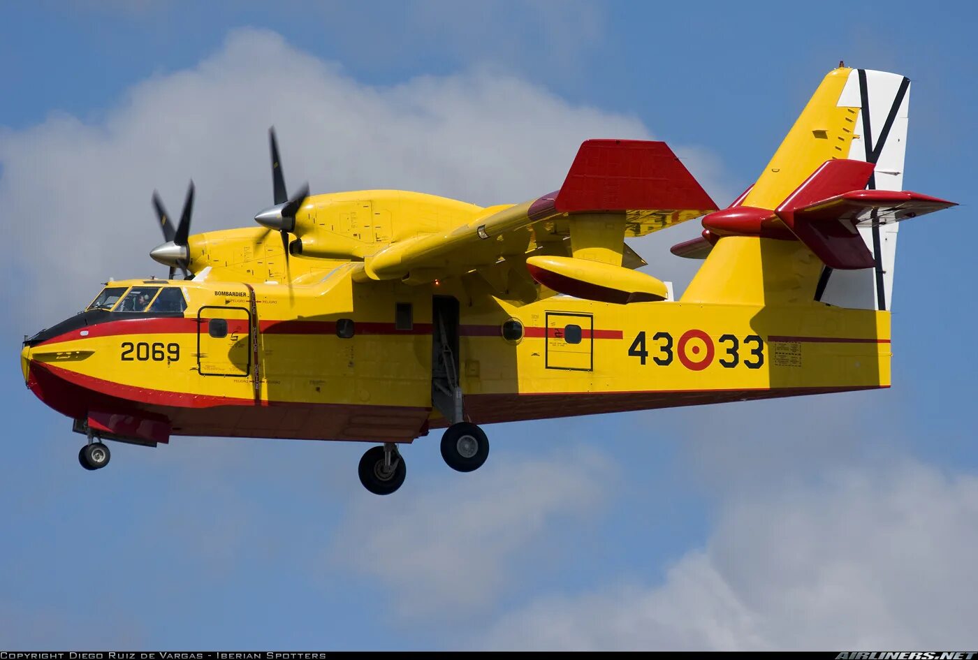 Status 415. Canadair bombardier cl-415. bombardier cl-215/cl-415. самолёт-амфибия cl-415. самолёт canadair cl-215.