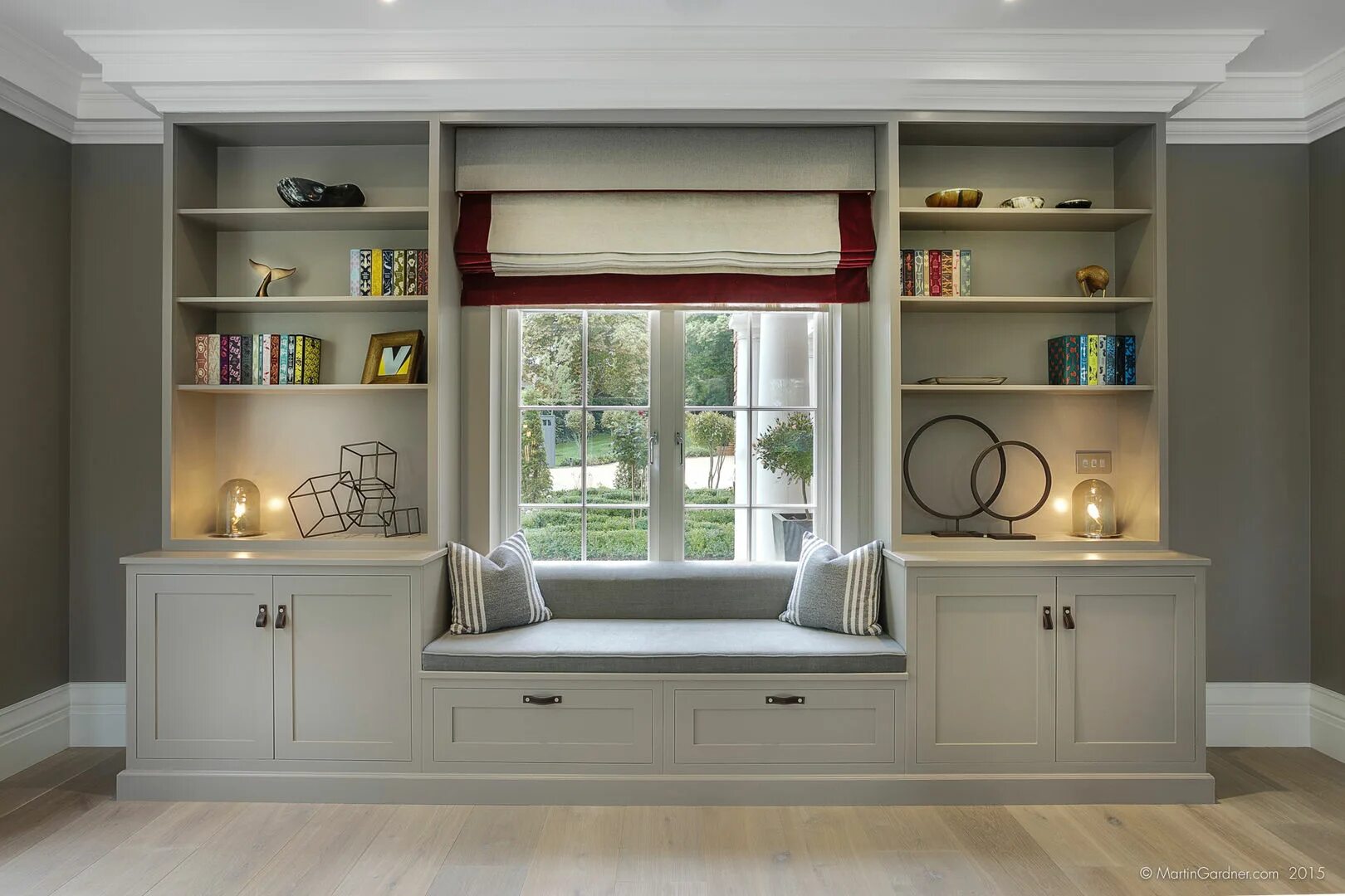 Стол у окна с полками. Шкаф около окна в спальне. Шкаф около окна. Дизайн окна со шкафом. Дизайн окна со шкафом.