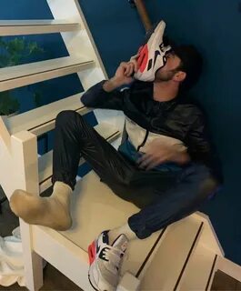 Slideshow men dicks sneakers.