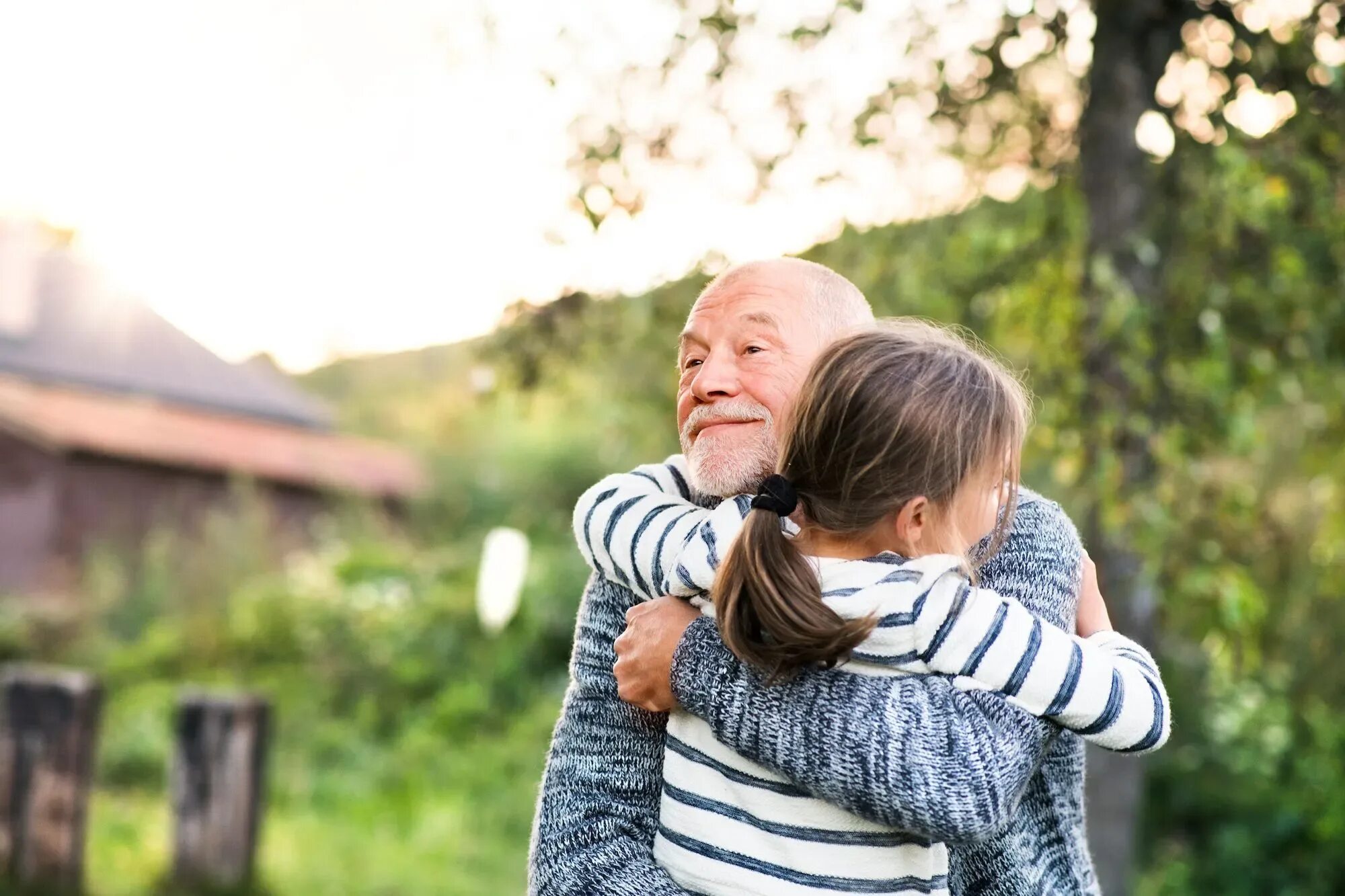 Daughter grandfather. Дедушка и внучка обнимаются. Внучка обнимает Деда. Обнимает дедушку. Девочка с дедушкой.