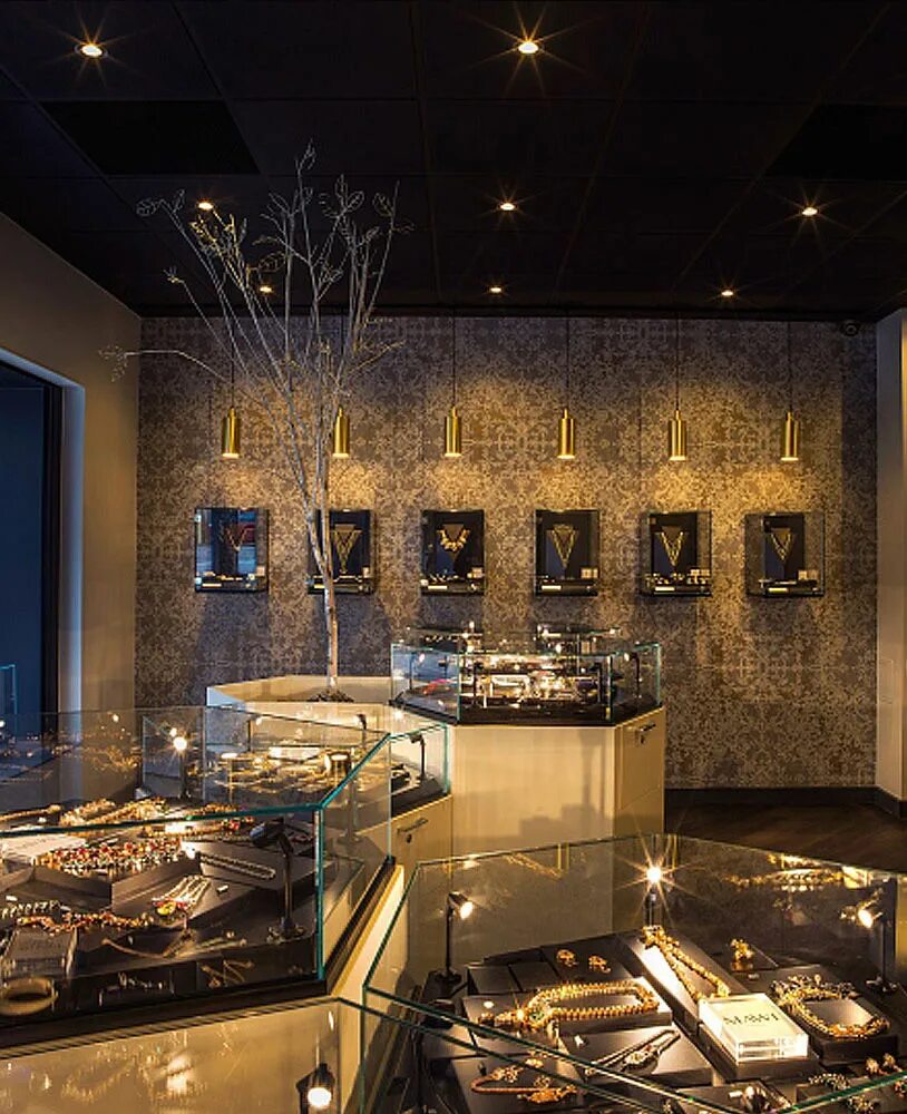 Bvlgari петровка. Интерьер ювелирного салона. Дом ван клиф коллекция. Бутик messika. Ювелирный бутик cartier.