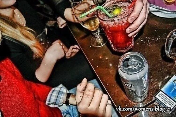 Три девушки в баре. Девушки пьют в баре. Девушка напивается в клубе. Девушка на барной стойке. Девушки пьют в клубе.