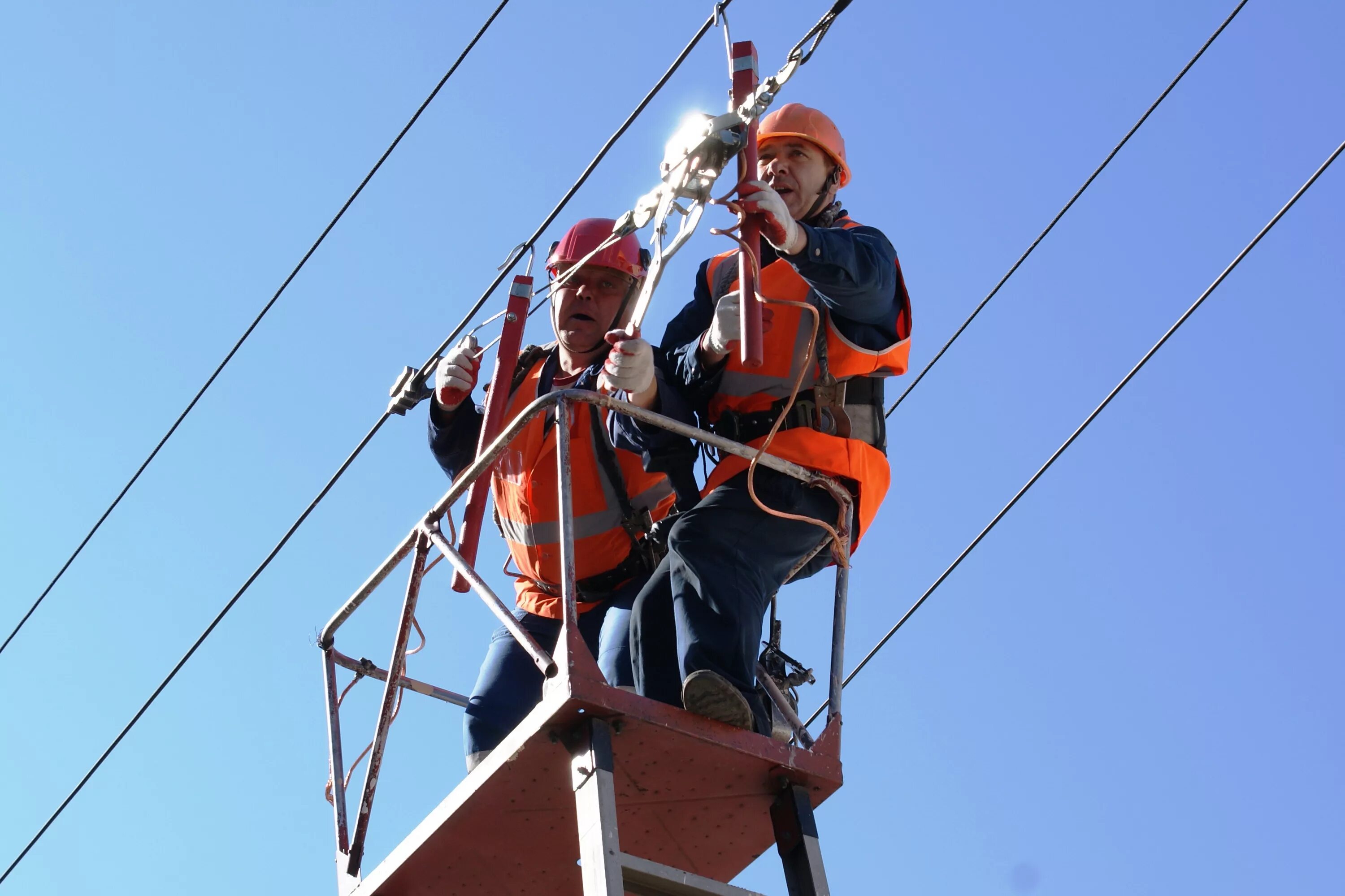 Электромонтер на лэп 500кв. Запрещающие таблички по электробезопасности. Под напряжение ем. Работы под напряжением в электроустановках. Под напряжением.