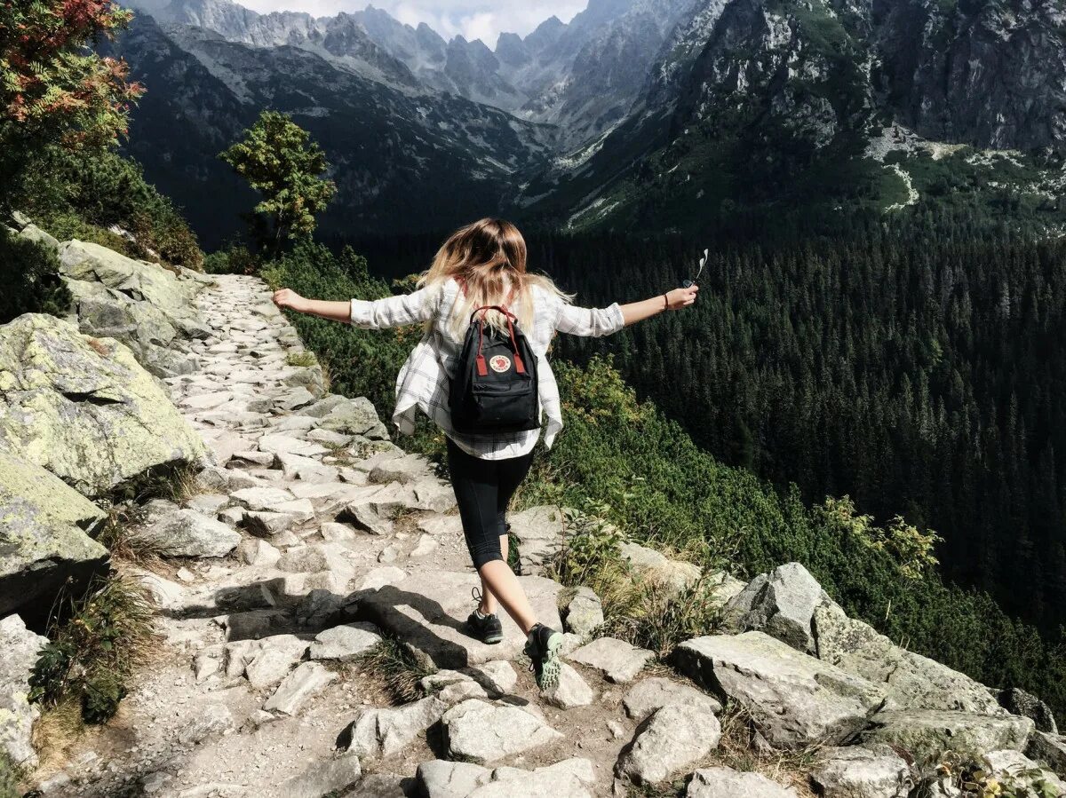 Девушка в горах. Путешествие в горы. Девочка путешествует в горах. Фотосессия в горах.