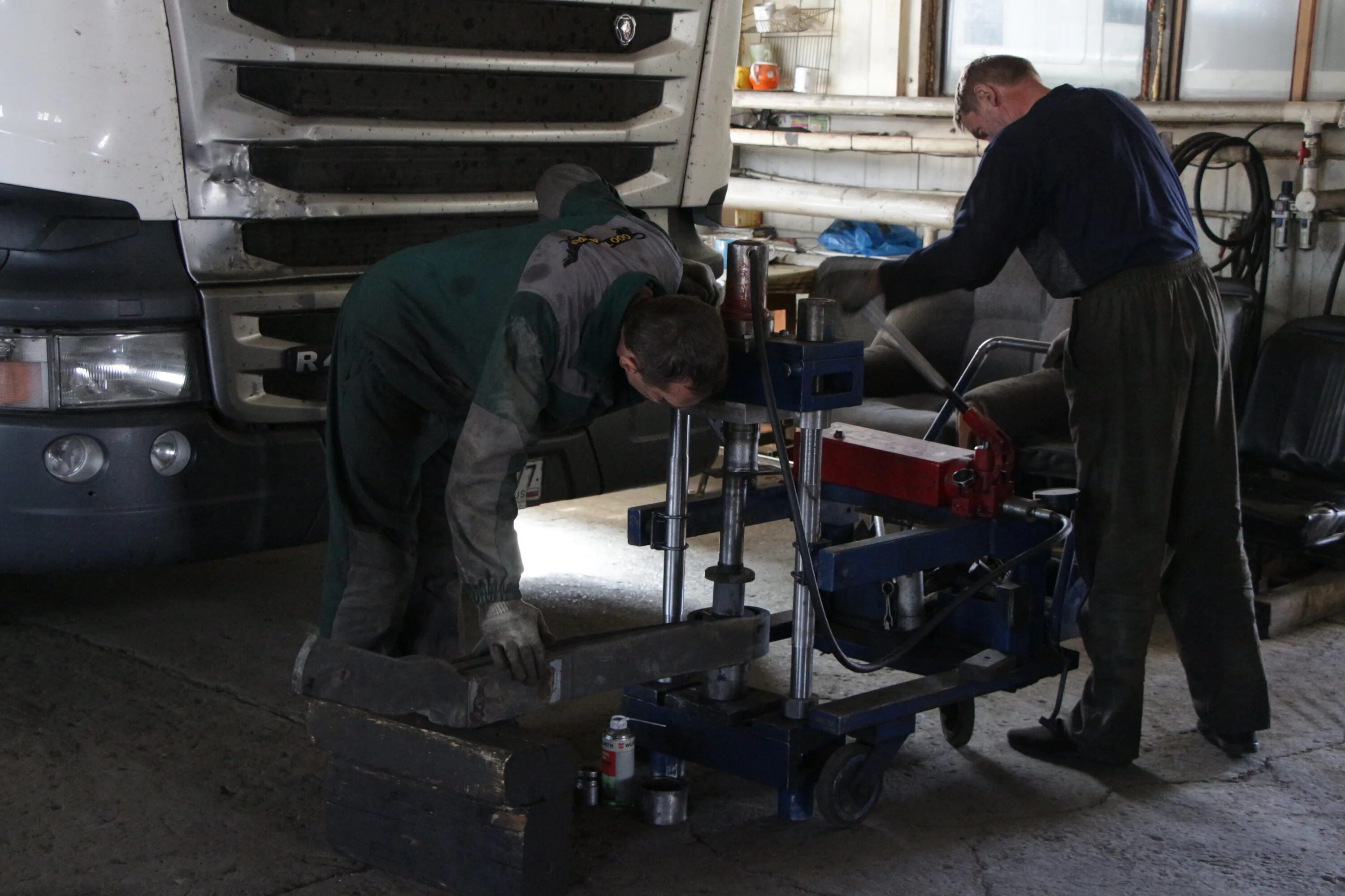 скания 100. ремонт грузовых автомобилей в новосибирске. ремонт грузовых автомобилей в новосибирске. диагностика и ремонт большегрузных автомобилей. автосервис автотрак новосибирск.