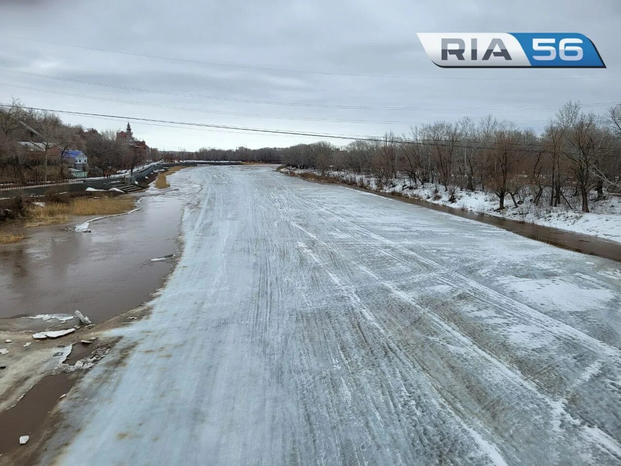 Уровень воды в урале на 10 часов. Лед на реке. Закраины на реках это. Урал паводок. Таяние льда.
