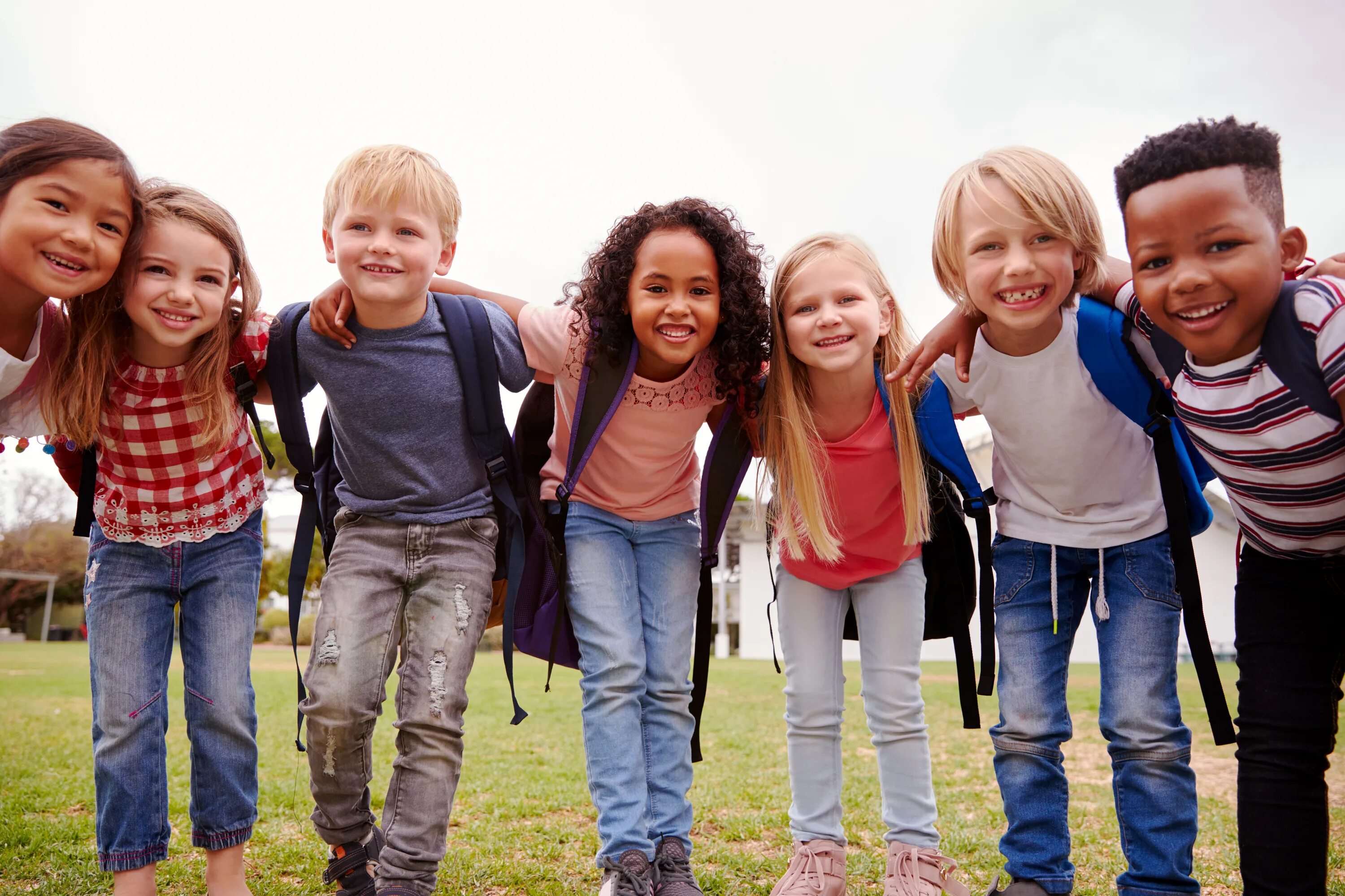 Different races. Дети разных рас. Группа школьников. Школа Happy Kids. Группа детей.